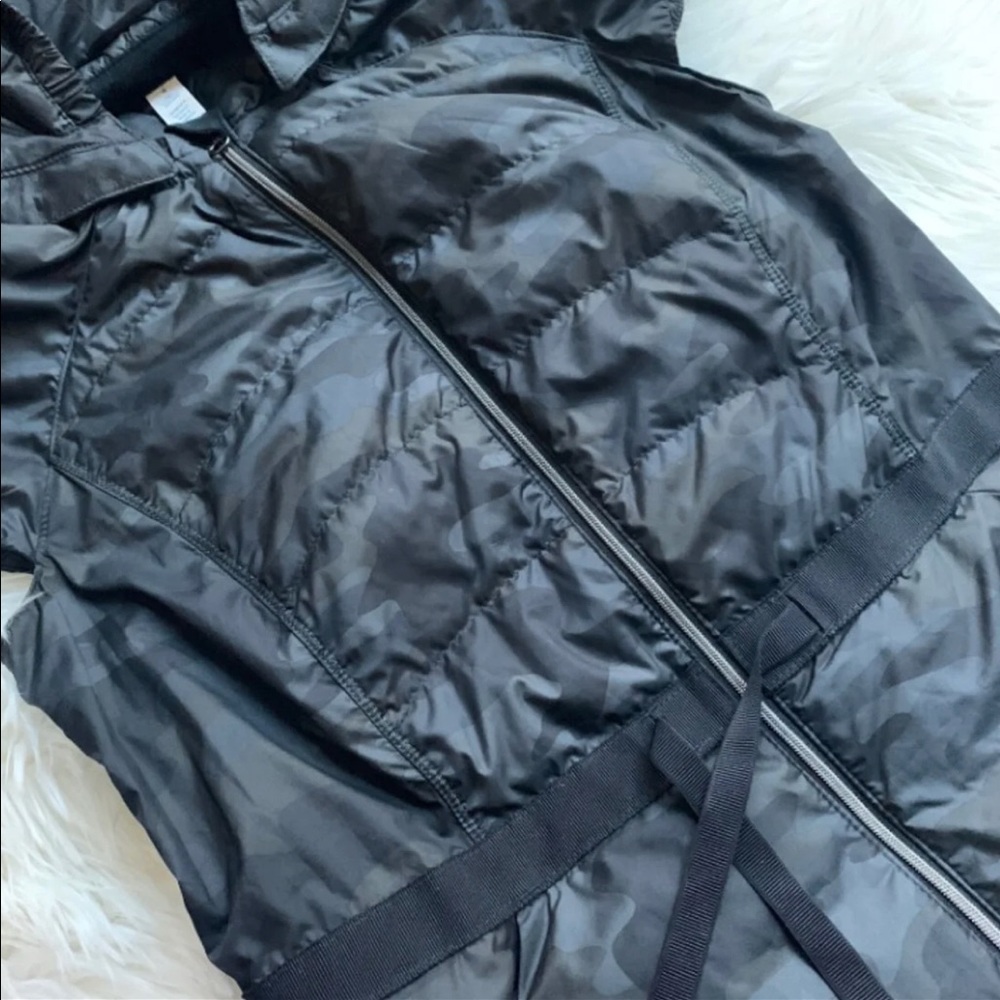 Lululemon Spring Fling Puffy Vest Camo - Picture 2 of 4